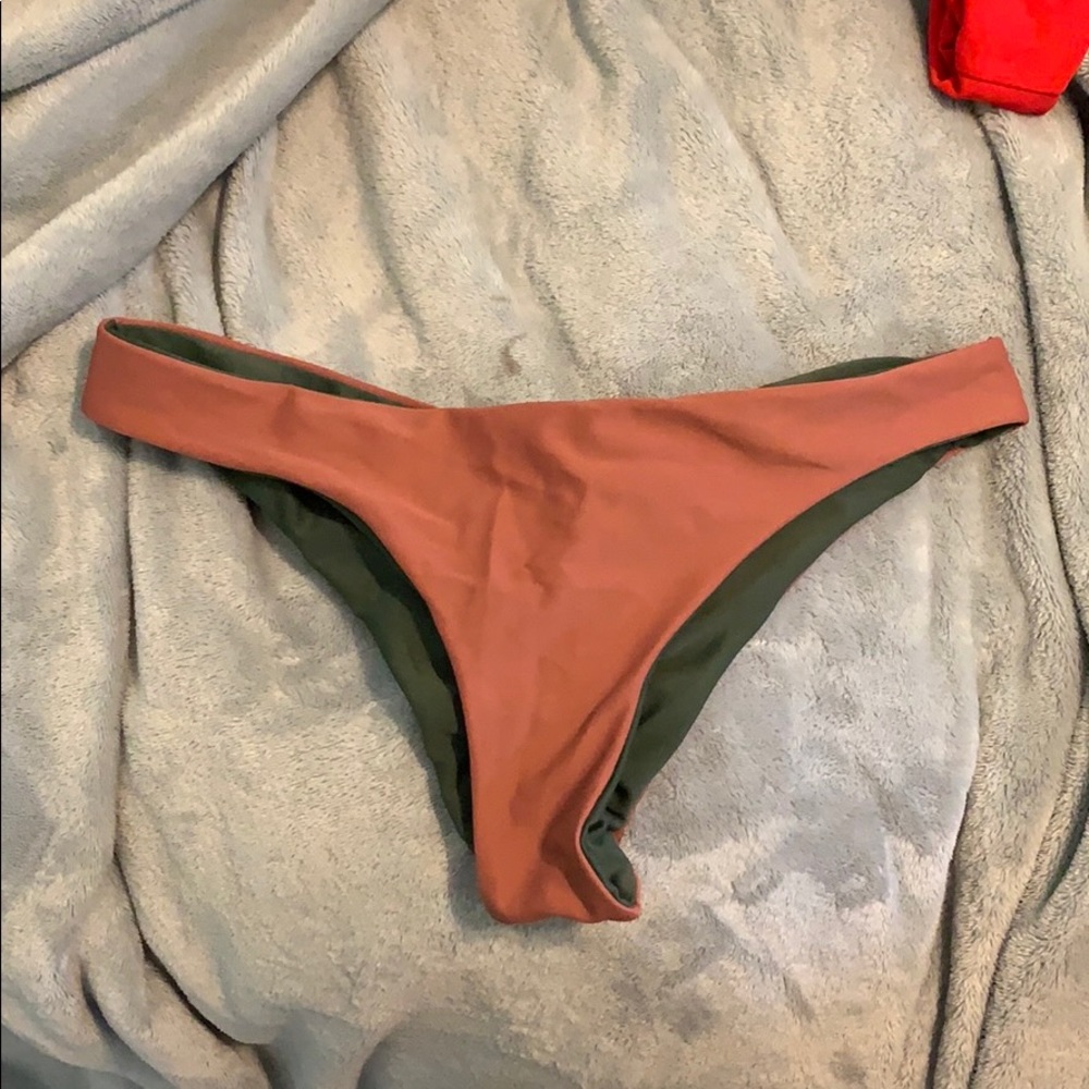 Reversible bikini bottoms